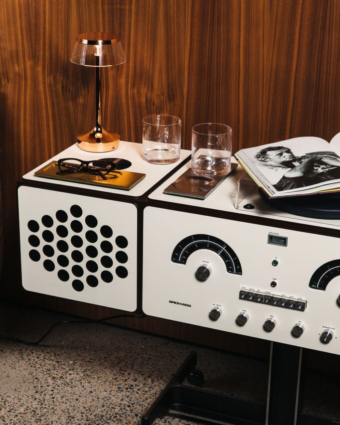 Retro design turntable whote